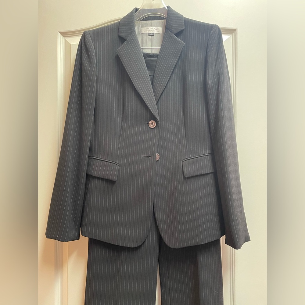 Tahari - Arthur S. Levine suit size 8